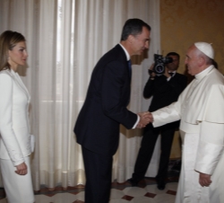 Su Majestad el Rey es saludado por Su Santidad el Papa Francisco momentos antes del encuentro 